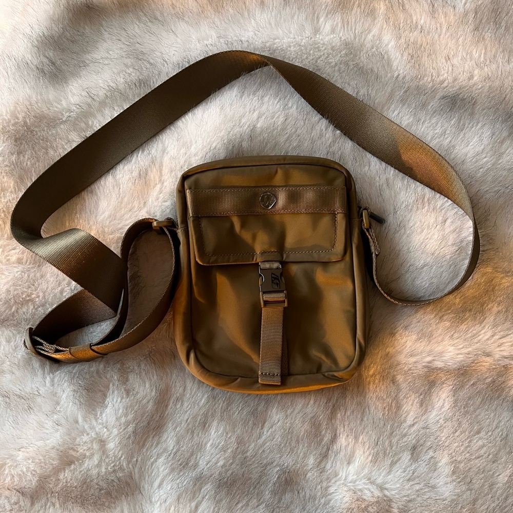 Lululemon Wunderlust Crossbody Bag 2L
